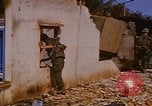 Standbild US-Truppen suchen Viet Cong Saigon Vietnam, 1968, aus Sekunde 23 historischem Filmmaterial Videoclip 65675052381