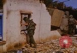 Standbild US-Truppen suchen Viet Cong Saigon Vietnam, 1968, aus Sekunde 24 historischem Filmmaterial Videoclip 65675052381