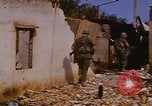 Standbild US-Truppen suchen Viet Cong Saigon Vietnam, 1968, aus Sekunde 28 historischem Filmmaterial Videoclip 65675052381