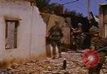 Standbild US-Truppen suchen Viet Cong Saigon Vietnam, 1968, aus Sekunde 29 historischem Filmmaterial Videoclip 65675052381