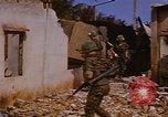 Standbild US-Truppen suchen Viet Cong Saigon Vietnam, 1968, aus Sekunde 30 historischem Filmmaterial Videoclip 65675052381