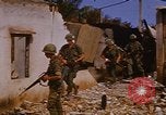 Standbild US-Truppen suchen Viet Cong Saigon Vietnam, 1968, aus Sekunde 33 historischem Filmmaterial Videoclip 65675052381