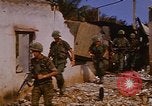 Standbild US-Truppen suchen Viet Cong Saigon Vietnam, 1968, aus Sekunde 34 historischem Filmmaterial Videoclip 65675052381