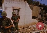 Standbild US-Truppen suchen Viet Cong Saigon Vietnam, 1968, aus Sekunde 38 historischem Filmmaterial Videoclip 65675052381