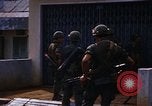 Standbild US-Truppen suchen Viet Cong Saigon Vietnam, 1968, aus Sekunde 47 historischem Filmmaterial Videoclip 65675052381