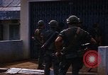 Standbild US-Truppen suchen Viet Cong Saigon Vietnam, 1968, aus Sekunde 48 historischem Filmmaterial Videoclip 65675052381
