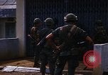 Standbild US-Truppen suchen Viet Cong Saigon Vietnam, 1968, aus Sekunde 50 historischem Filmmaterial Videoclip 65675052381
