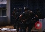 Standbild US-Truppen suchen Viet Cong Saigon Vietnam, 1968, aus Sekunde 52 historischem Filmmaterial Videoclip 65675052381