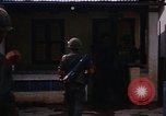 Standbild US-Truppen suchen Viet Cong Saigon Vietnam, 1968, aus Sekunde 53 historischem Filmmaterial Videoclip 65675052381