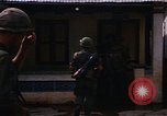Standbild US-Truppen suchen Viet Cong Saigon Vietnam, 1968, aus Sekunde 54 historischem Filmmaterial Videoclip 65675052381