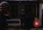 Standbild US-Truppen suchen Viet Cong Saigon Vietnam, 1968, aus Sekunde 55 historischem Filmmaterial Videoclip 65675052381