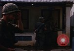 Standbild US-Truppen suchen Viet Cong Saigon Vietnam, 1968, aus Sekunde 56 historischem Filmmaterial Videoclip 65675052381
