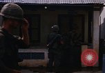 Standbild US-Truppen suchen Viet Cong Saigon Vietnam, 1968, aus Sekunde 57 historischem Filmmaterial Videoclip 65675052381