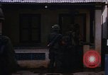 Standbild US-Truppen suchen Viet Cong Saigon Vietnam, 1968, aus Sekunde 58 historischem Filmmaterial Videoclip 65675052381