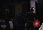 Standbild US-Truppen suchen Viet Cong Saigon Vietnam, 1968, aus Sekunde 59 historischem Filmmaterial Videoclip 65675052381