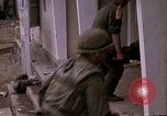 Standbild US-Marines starten Tet-Offensive in Hue Hue Vietnam, 1968, aus Sekunde 16 historischem Filmmaterial Videoclip 65675052395
