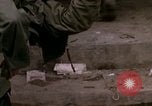 Standbild US-Marines starten Tet-Offensive in Hue Hue Vietnam, 1968, aus Sekunde 26 historischem Filmmaterial Videoclip 65675052395
