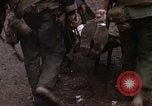 Standbild US-Marines starten Tet-Offensive in Hue Hue Vietnam, 1968, aus Sekunde 45 historischem Filmmaterial Videoclip 65675052395