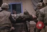Standbild US-Marines starten Tet-Offensive in Hue Hue Vietnam, 1968, aus Sekunde 61 historischem Filmmaterial Videoclip 65675052395