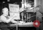 Image Les travailleurs de la production de guerre à l'usine d'avion Long Beach California USA, 1942, de la seconde 7 séquences d'archives historiques vidéo 65675052407