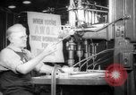 Image Les travailleurs de la production de guerre à l'usine d'avion Long Beach California USA, 1942, de la seconde 8 séquences d'archives historiques vidéo 65675052407