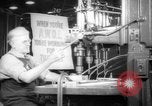 Image Les travailleurs de la production de guerre à l'usine d'avion Long Beach California USA, 1942, de la seconde 11 séquences d'archives historiques vidéo 65675052407