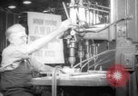 Image Les travailleurs de la production de guerre à l'usine d'avion Long Beach California USA, 1942, de la seconde 14 séquences d'archives historiques vidéo 65675052407
