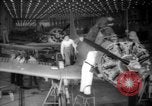 Standbild Arbeitnehmer El Segundo California USA, 1942, aus Sekunde 1 historischem Filmmaterial Videoclip 65675052409