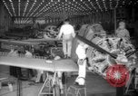 Standbild Arbeitnehmer El Segundo California USA, 1942, aus Sekunde 13 historischem Filmmaterial Videoclip 65675052409