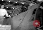 Standbild Arbeitnehmer El Segundo California USA, 1942, aus Sekunde 22 historischem Filmmaterial Videoclip 65675052409