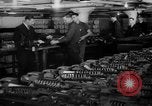 Immagine di Gli ufficiali navali Pontiac Michigan USA, 1942, secondo 3 filmato di repertorio 65675052414