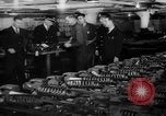 Immagine di Gli ufficiali navali Pontiac Michigan USA, 1942, secondo 9 filmato di repertorio 65675052414