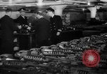 Immagine di Gli ufficiali navali Pontiac Michigan USA, 1942, secondo 15 filmato di repertorio 65675052414
