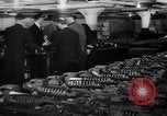 Immagine di Gli ufficiali navali Pontiac Michigan USA, 1942, secondo 17 filmato di repertorio 65675052414