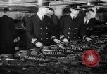 Immagine di Gli ufficiali navali Pontiac Michigan USA, 1942, secondo 25 filmato di repertorio 65675052414