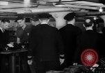 Immagine di Gli ufficiali navali Pontiac Michigan USA, 1942, secondo 43 filmato di repertorio 65675052414