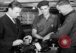 Immagine di Gli ufficiali navali Pontiac Michigan USA, 1942, secondo 50 filmato di repertorio 65675052414