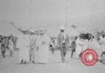 Immagine di Fascia di popolazione nativa in passerella Uganda, 1924, secondo 1 filmato di repertorio 65675052482