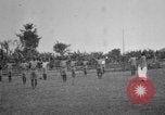 Immagine di Fascia di popolazione nativa in passerella Uganda, 1924, secondo 3 filmato di repertorio 65675052482