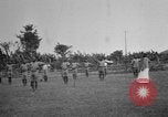 Immagine di Fascia di popolazione nativa in passerella Uganda, 1924, secondo 5 filmato di repertorio 65675052482