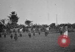 Immagine di Fascia di popolazione nativa in passerella Uganda, 1924, secondo 8 filmato di repertorio 65675052482