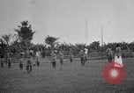 Immagine di Fascia di popolazione nativa in passerella Uganda, 1924, secondo 9 filmato di repertorio 65675052482