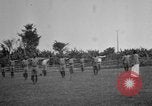 Immagine di Fascia di popolazione nativa in passerella Uganda, 1924, secondo 10 filmato di repertorio 65675052482