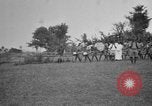 Immagine di Fascia di popolazione nativa in passerella Uganda, 1924, secondo 12 filmato di repertorio 65675052482