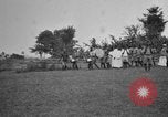 Immagine di Fascia di popolazione nativa in passerella Uganda, 1924, secondo 13 filmato di repertorio 65675052482