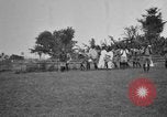 Immagine di Fascia di popolazione nativa in passerella Uganda, 1924, secondo 14 filmato di repertorio 65675052482