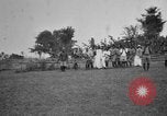 Immagine di Fascia di popolazione nativa in passerella Uganda, 1924, secondo 15 filmato di repertorio 65675052482