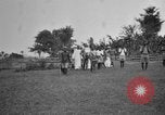 Immagine di Fascia di popolazione nativa in passerella Uganda, 1924, secondo 18 filmato di repertorio 65675052482