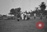 Immagine di Fascia di popolazione nativa in passerella Uganda, 1924, secondo 19 filmato di repertorio 65675052482