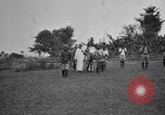 Immagine di Fascia di popolazione nativa in passerella Uganda, 1924, secondo 20 filmato di repertorio 65675052482